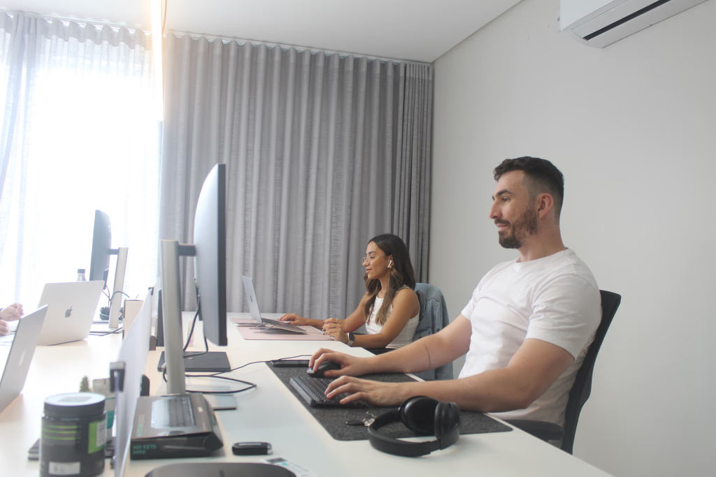 Vue d'ensemble de l'équipe au bureau